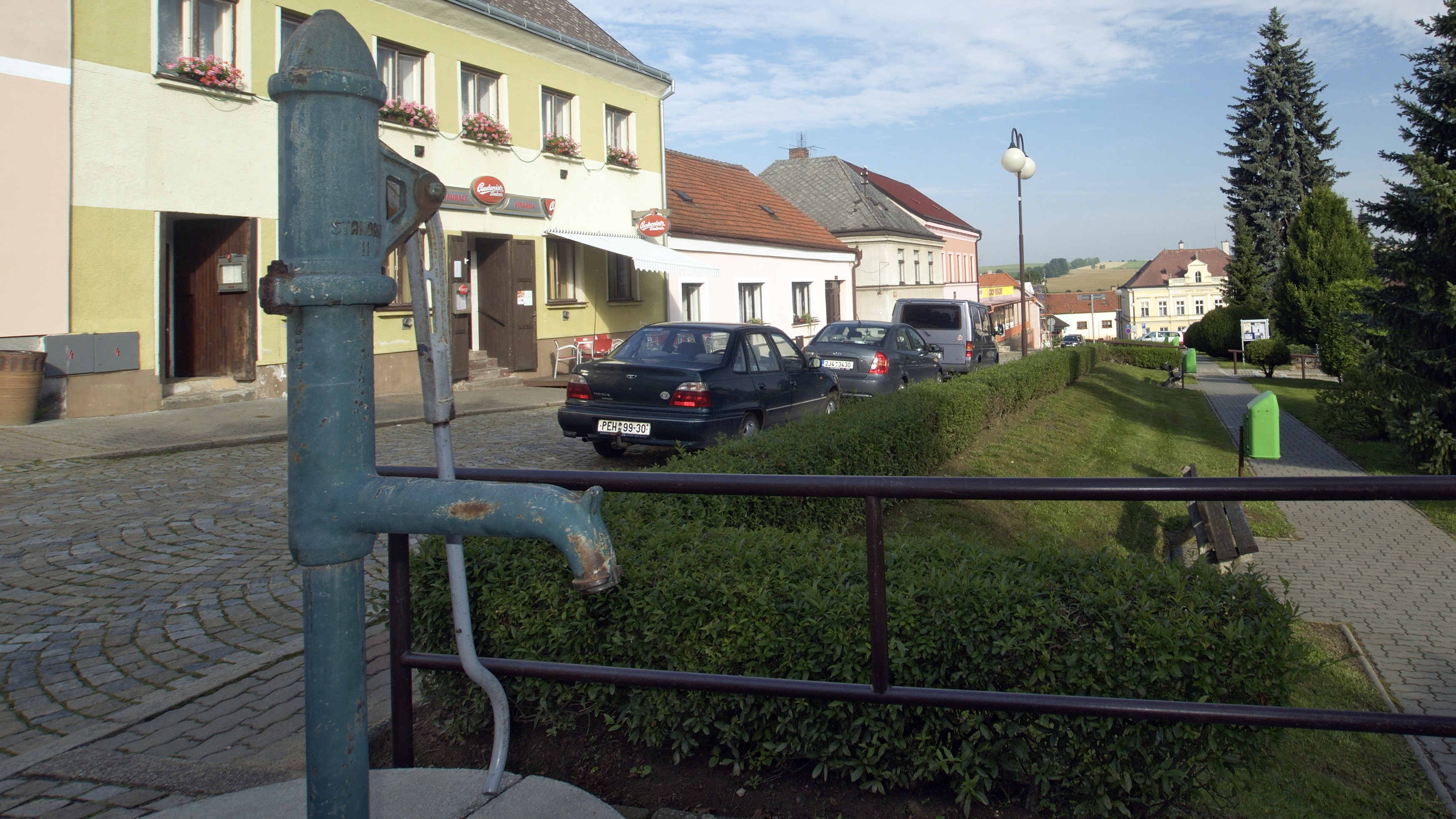 Viete si predstaviť,  že v 21. storočí nemôžete spláchnuť záchod alebo zapnúť práčku, či jednoducho nemáte vodu? Takéto problémy nemajú len na Sahare, či v menej vyspelých krajinách. Už od februára s nedostatkom vody zápasia vo Veľkom Slivníku pri Prešove. 